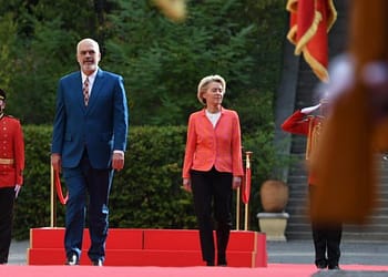 Presidentja e Komisionit Evropian nis vizitën në Tiranë, pritet nga kryeministri Rama