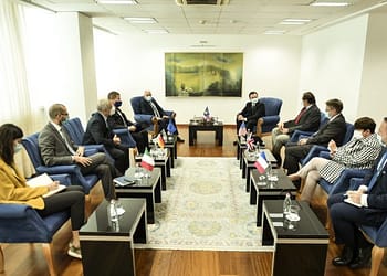 Kurti, ambasadorëve të QUINT-it: Ose t’i mbajmë të dy shtetet targat e përkohshme, ose t’i heqim krejt