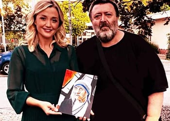 Halit Nezaj i dhuron pikturën e Nënë Terezës – Marsela Cenos, doktoreshës shqiptare me famë botërore