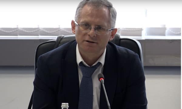 Bislimi: Vuçiqi po mundohet të manipulojë, vendimi për targat s’ka të bëjë me Marrëveshjen e Brukselit