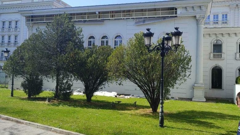 Bie një pjesë e fasadës së Qeverisë së Maqedonisë