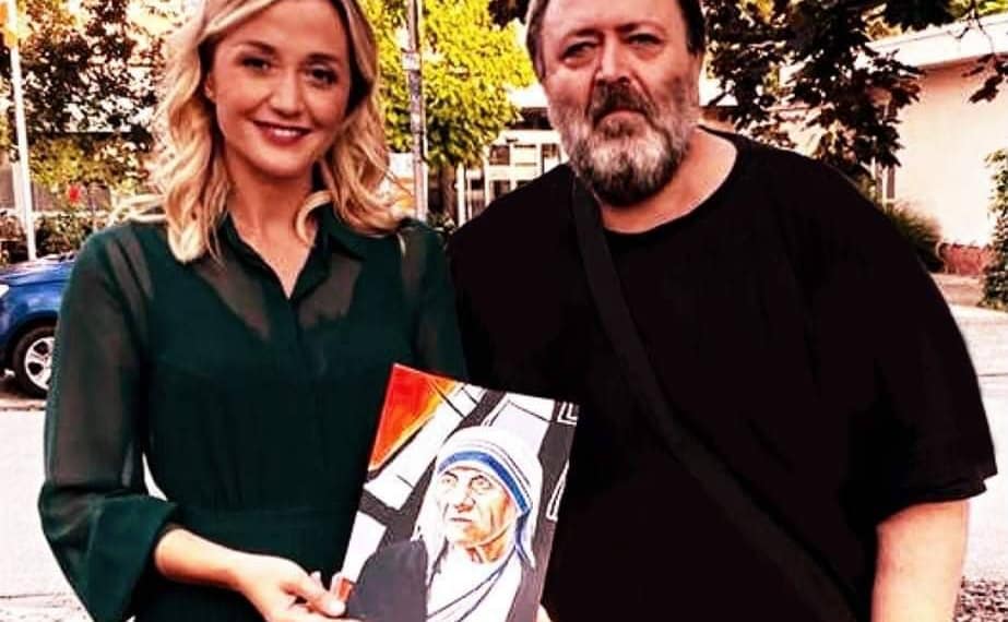 Halit Nezaj i dhuron pikturën e Nënë Terezës – Marsela Cenos, doktoreshës shqiptare me famë botërore